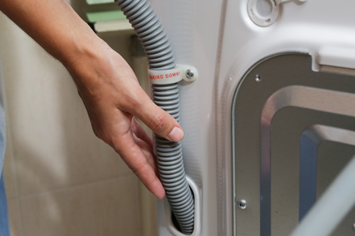 A mangueira de escoamento é mais fustigada devido à saída de água quente, após a lavagem. Se estiver estragada, contacte um profissional, pois é necessário abrir a máquina.